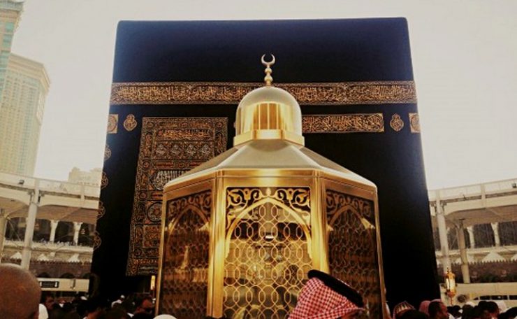 The Maqame Ebrahim in front of the Ka'bah