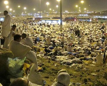 Pilgrims spending the night in Muzdalifah