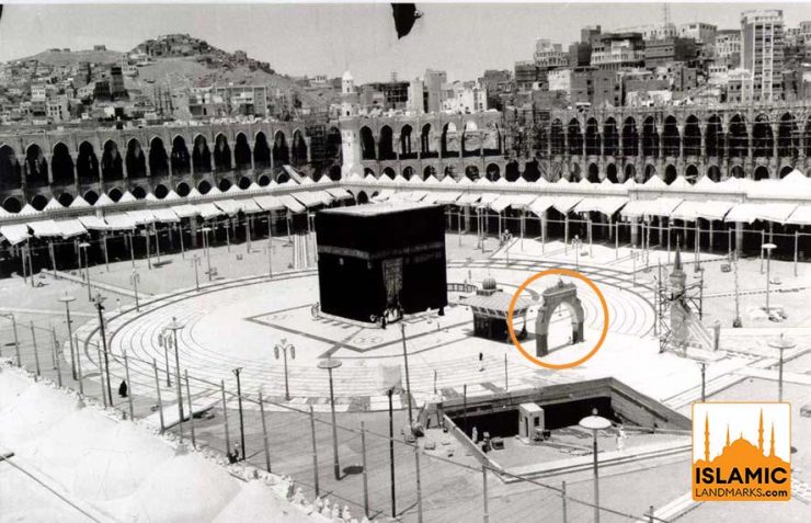 Historic photo of the Bani Shaybah Gate in the Mataf